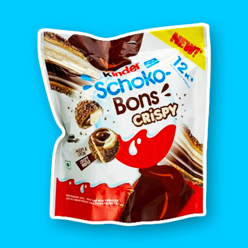 Un paquet avec un grand Kinder au centre, à droite il y a un Kinder Schoko Bons coupé en 2 et on y voit le chocolat blanc et au lait. Le tout sur un fond bleu