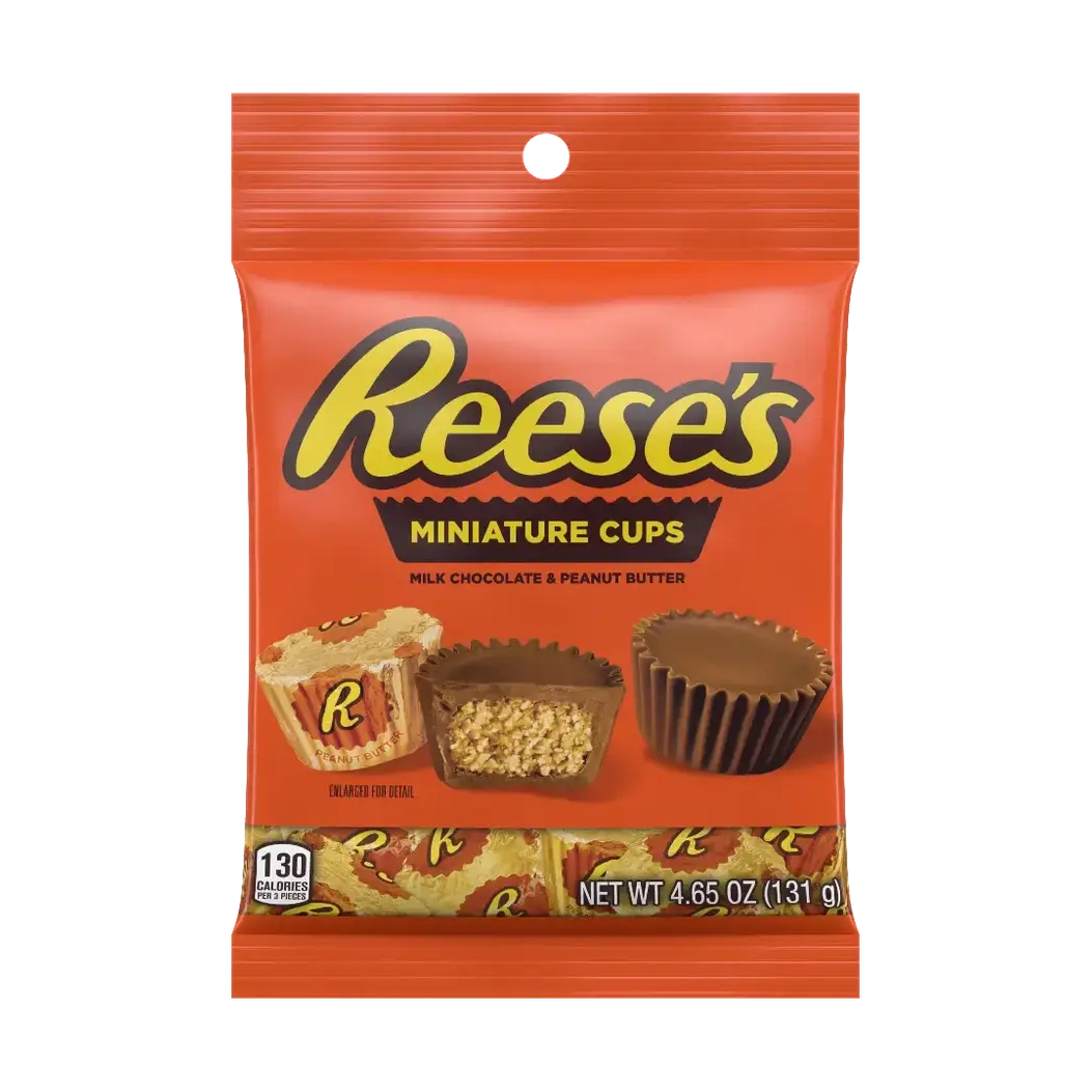 Un petit emballage orange sur fond blanc avec écrit « Reese’s » en jaune vers le haut et il y a 3 chocolats en cup en bas de l’emballage. A gauche il est dans un emballage doré avec des R orange et au milieu il est coupé