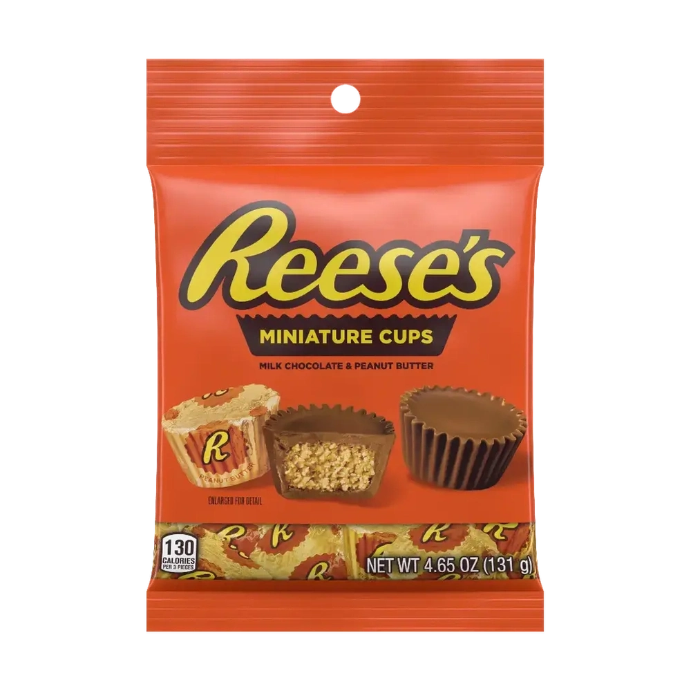 Un petit emballage orange sur fond blanc avec écrit « Reese’s » en jaune vers le haut et il y a 3 chocolats en cup en bas de l’emballage. A gauche il est dans un emballage doré avec des R orange et au milieu il est coupé