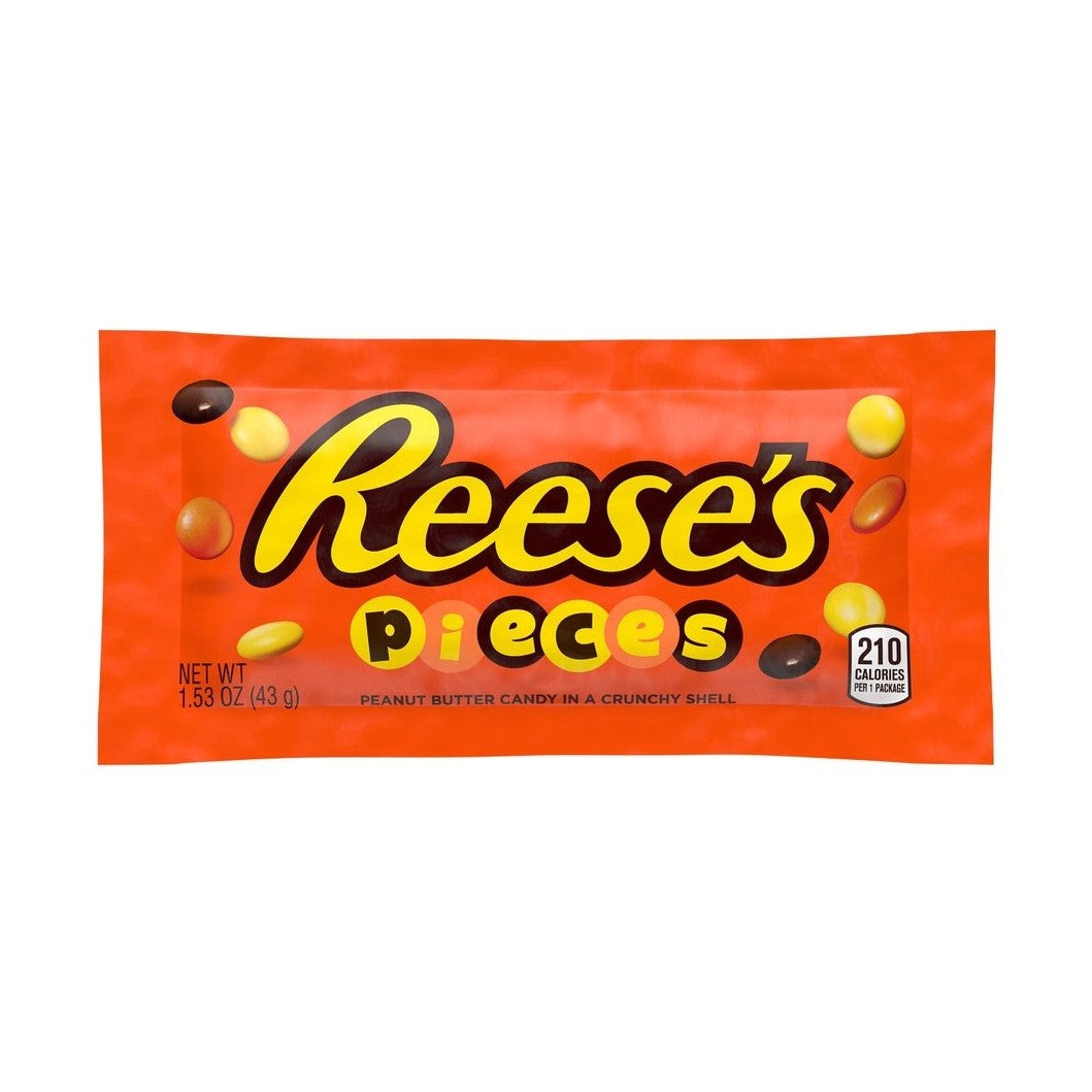 Un emballage orange sur fond blanc avec écrit « Reese’s » en jaune et au centre, autour il y a des petites billes de couleurs différentes : jaune, orange et marron