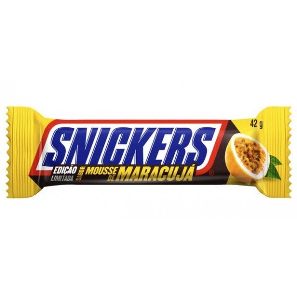 Un emballage jaune sur fond blanc avec au centre écrit « Snickers » en bleu et sur le côté droit il y a un demi maracuja