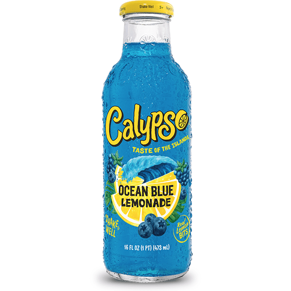 Une bouteille en verre sur fond blanc avec sa boisson bleue, au centre une grande tranche de citron et une vague avec autour plein de grappe de cassis