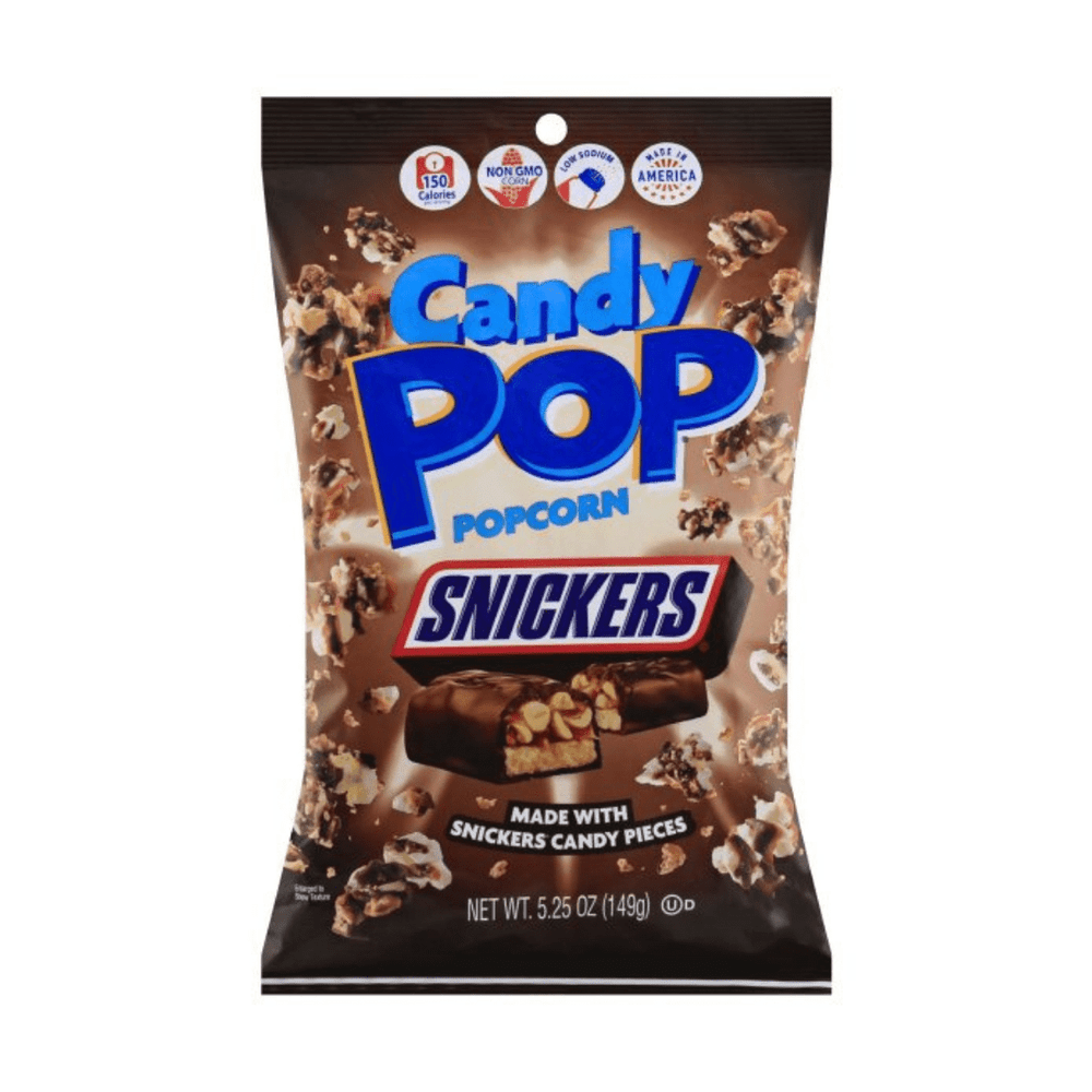 Un paquet marron sur fond blanc avec plein de popcorn au chocolat et une barre chocolatée coupée en 2