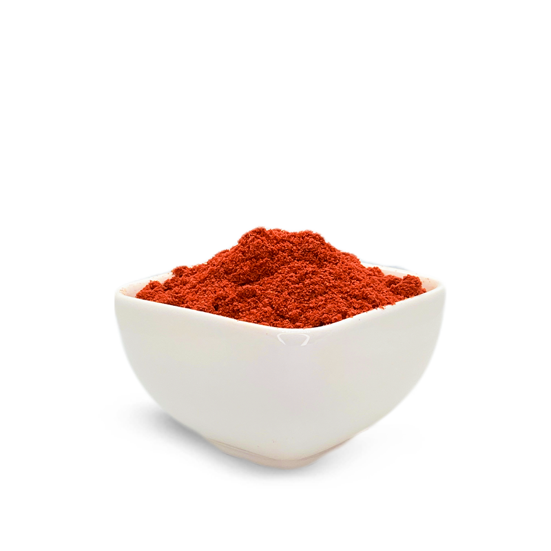 Un petit bol avec la même poudre rouge. Le tout sur fond blanc