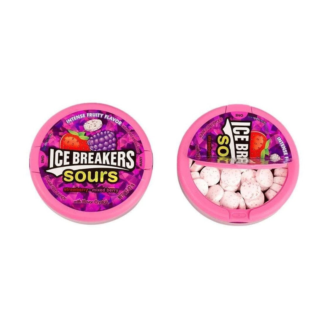 2 emballages roses avec une fraise et une framboise et celui de droite et ouvert, on y voit des pastilles blanches à tâches roses. Le tout sur fond blanc