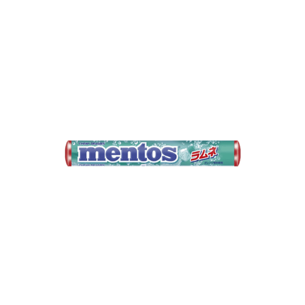 Un emballage long bleu turquoise aux extrémités rouges avec des petites bulles de gaz et il est écrit « mentos » en bleu, le tout sur fond blanc