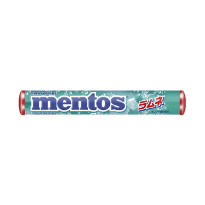 Un emballage long bleu turquoise aux extrémités rouges avec des petites bulles de gaz et il est écrit « mentos » en bleu, le tout sur fond blanc