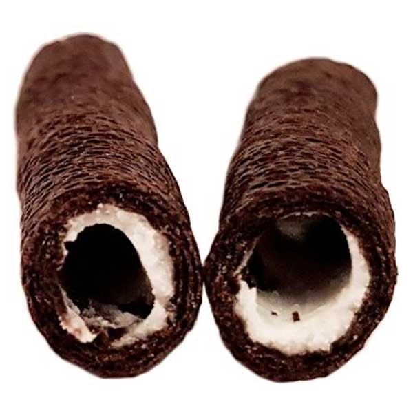 Des biscuits en bâtonnet brun vu de devant, l’intérieur est rempli d’une crème blanche