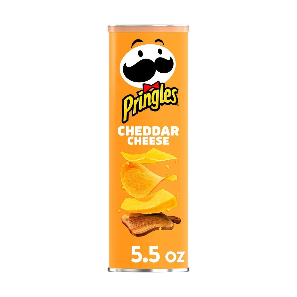 Un paquet en forme de cylindre orange, au milieu il y a une planche en bois et au-dessus une chips entre 2 tranches de fromage différents. Le tout sur fond blanc