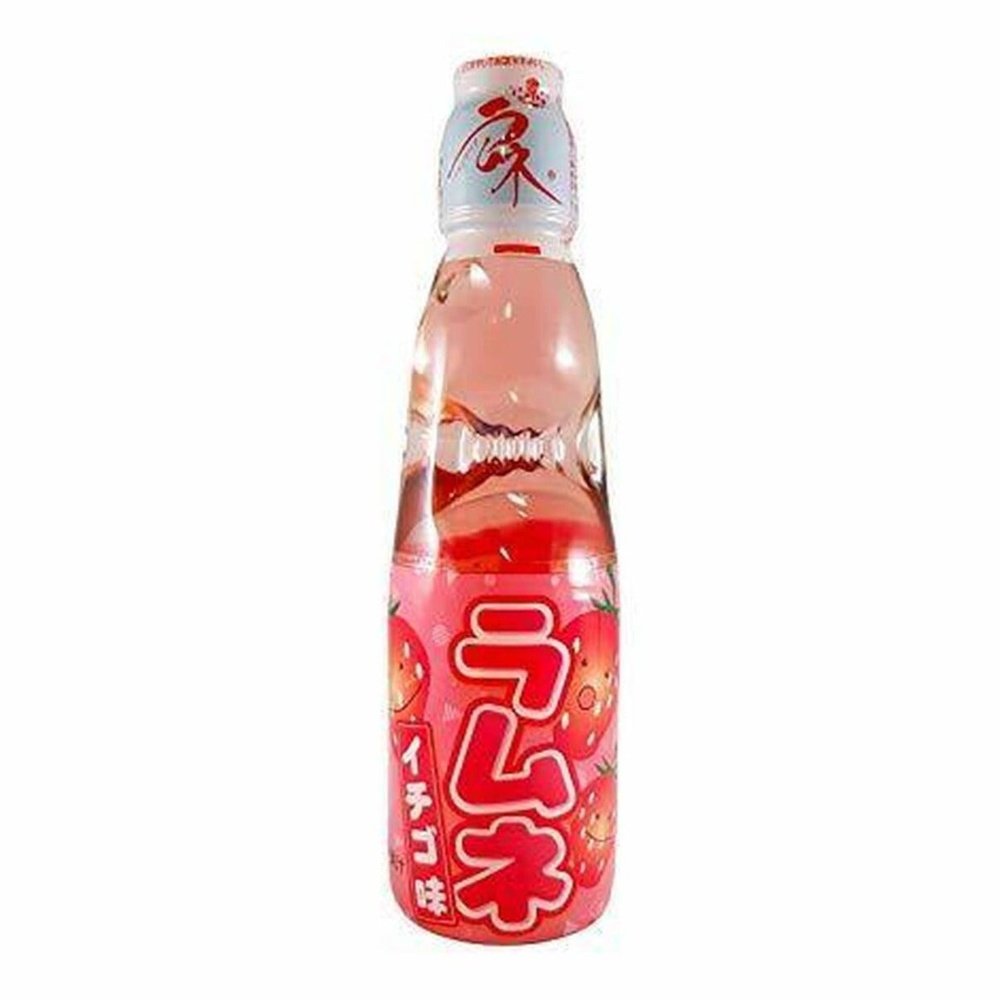 Une bouteille transparente sur fond blanc avec une boisson légèrement rosée, il y a une étiquette rose sur la moitié basse de la bouteille avec des fraises qui sourient