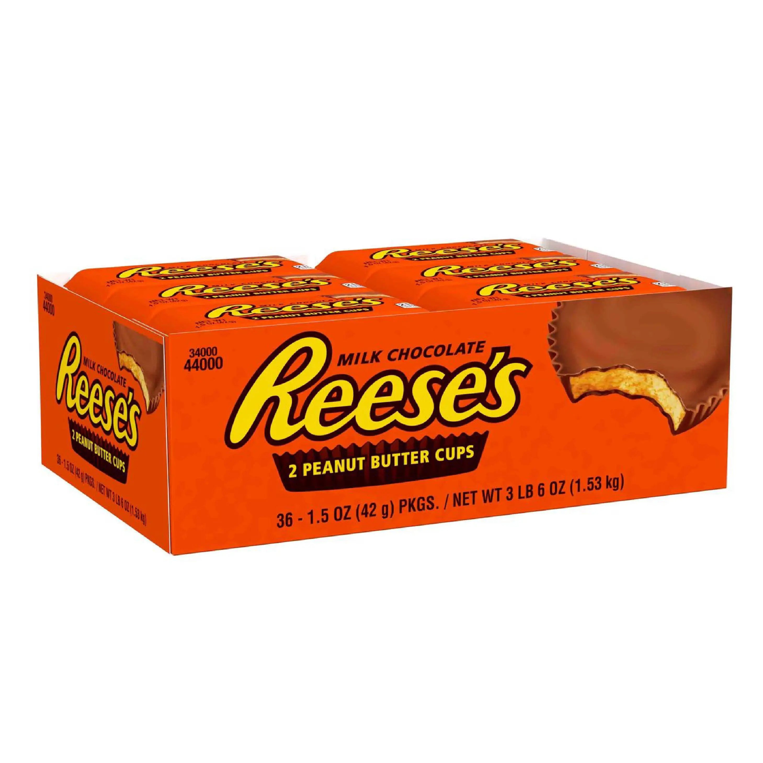 Un grand carton orange avec plusieurs emballages individuels. Il est écrit « Reese’s » au centre et au milieu, au-dessus à droite il y a un chocolat en cup qui est croqué et on y voit une pâte brune claire