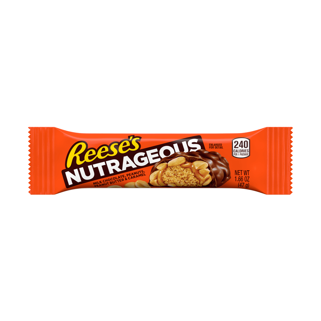 Un emballage orange sur fond blanc avec une barre de chocolat coupé, il y a à l’intérieur du beurre de cacahuètes, caramel et des cacahuètes