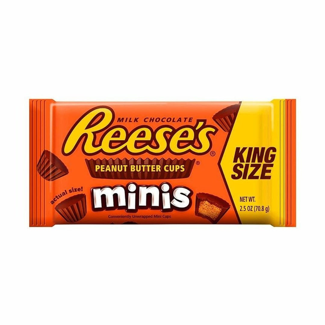 Un emballage orange sur fond blanc avec plein de chocolats en cup qui tombent du ciel, à droite il ya un zone jaune où il est écrit « King Size »