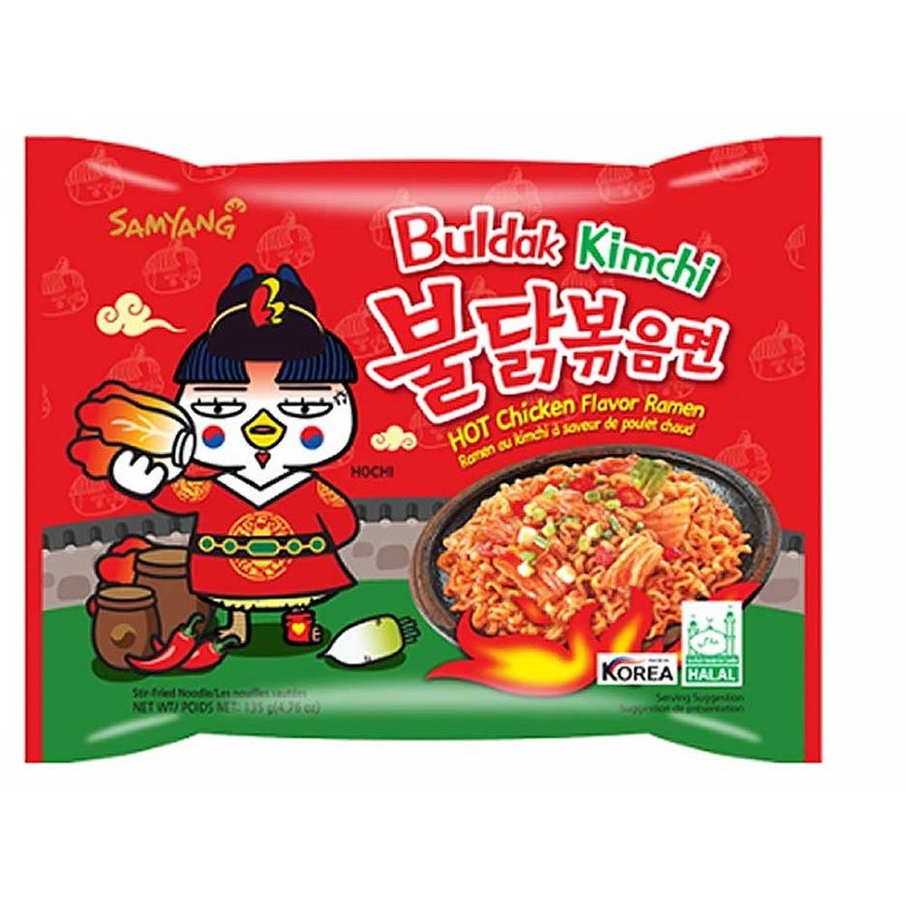 Un petit paquet rouge sur fond blanc avec à gauche une petite créature blanche tenant un choux et à droite une poêle noire de nouilles aux légumes et à la sauce rouge