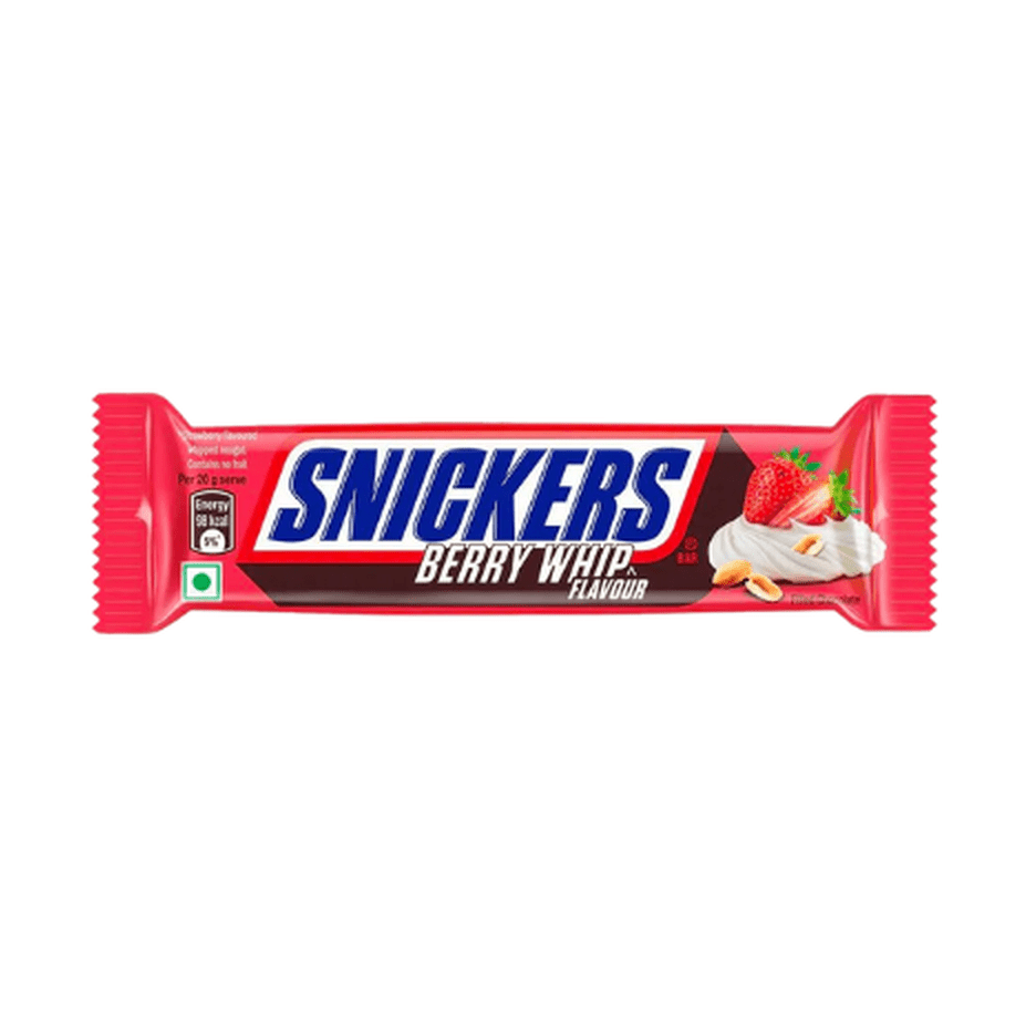 Un emballage rouge sur fond blanc avec au centre écrit « Snickers » en bleu et sur le côté droit il y a 2 fraises sur de la crème chantilly