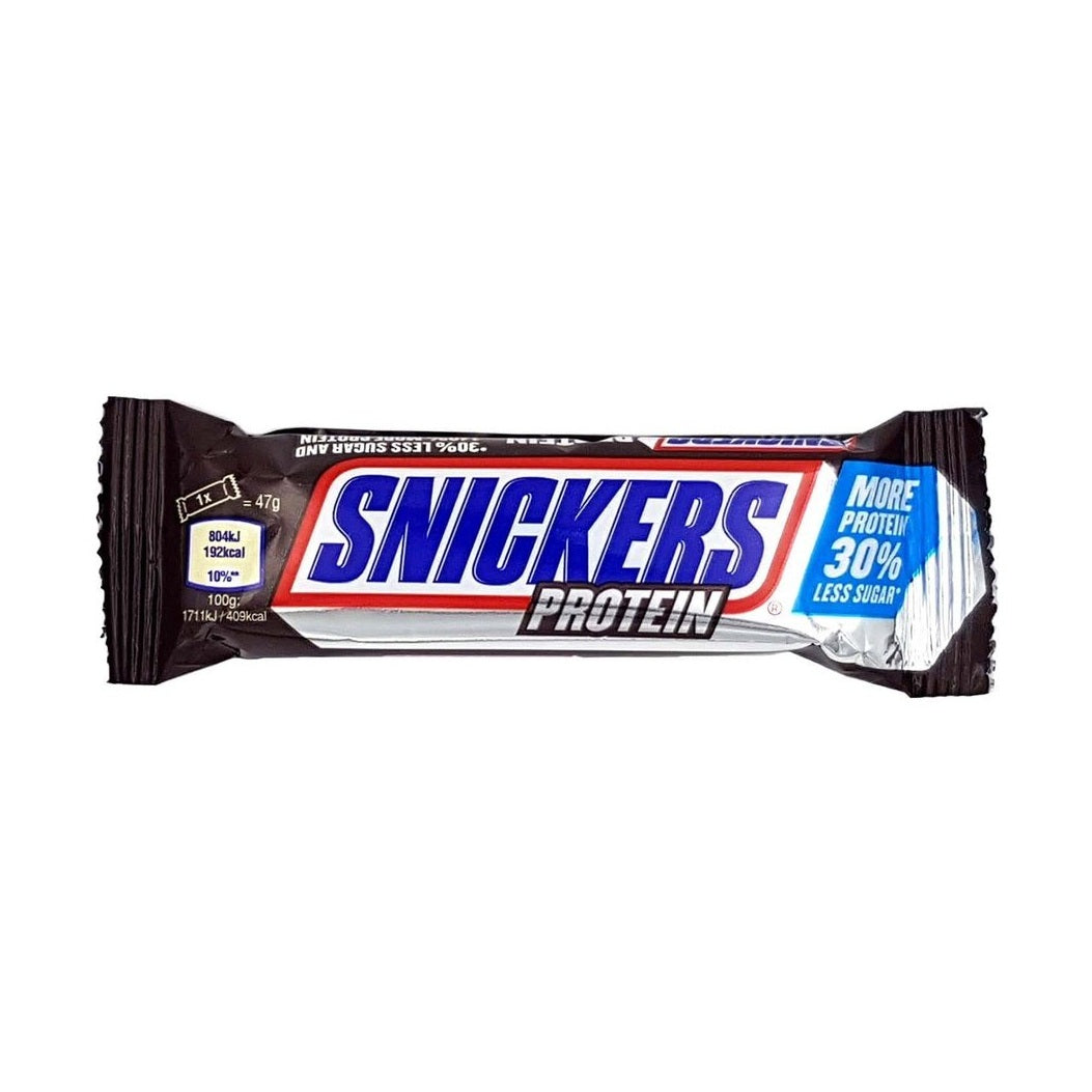 Un emballage marron foncé sur fond blanc avec au centre écrit « Snickers » en bleu et en bas il est écrit « Protein »