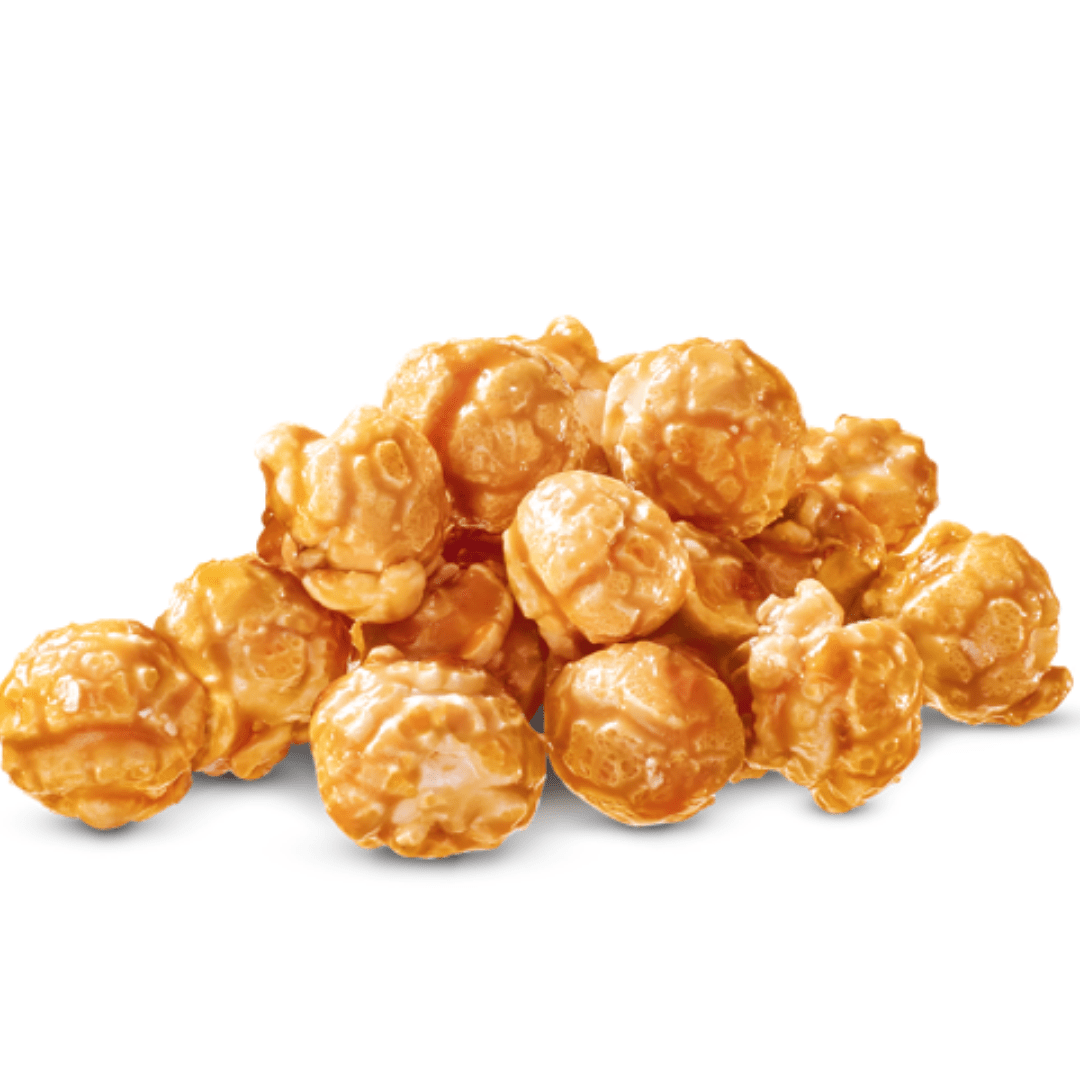 Un petit tas de popcorn recouvert de caramel, le tout sur fond blanc