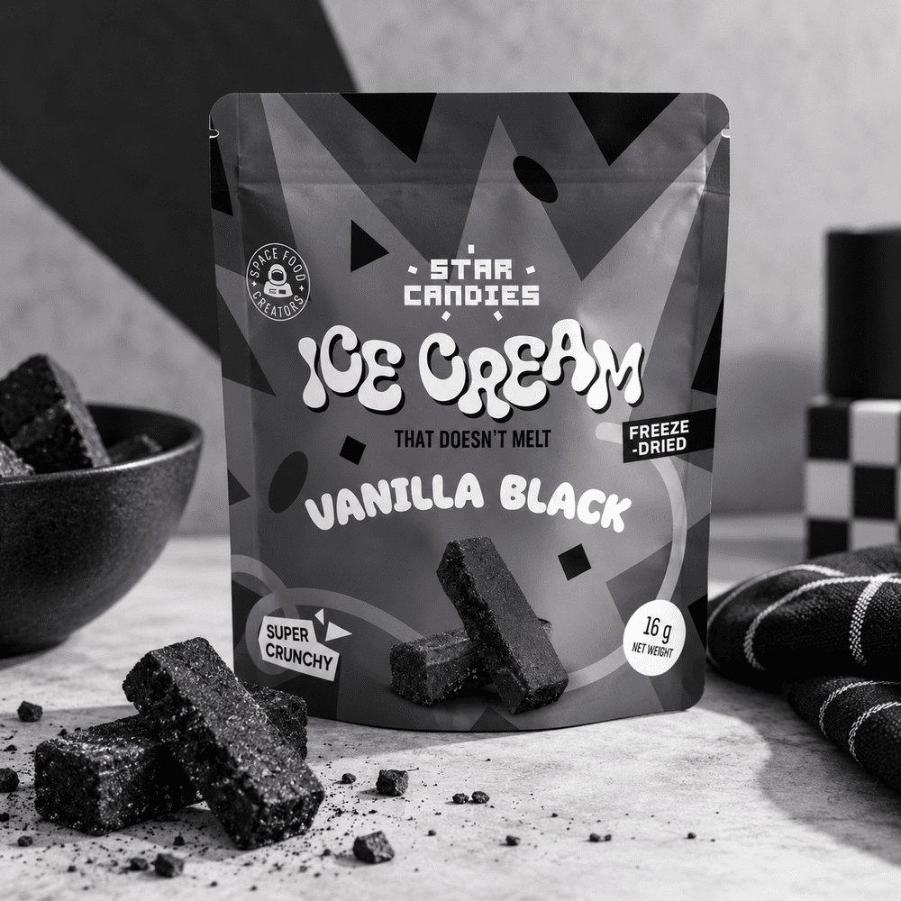 Sachet Star Candies Ice Cream Vanilla Black, friandises noires croustillantes à la vanille, présentées dans un décor noir et gris.