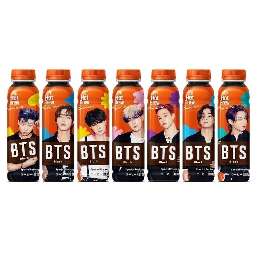 7 petites bouteilles orange sur fond blanc avec chaque membre du groupe BTS
