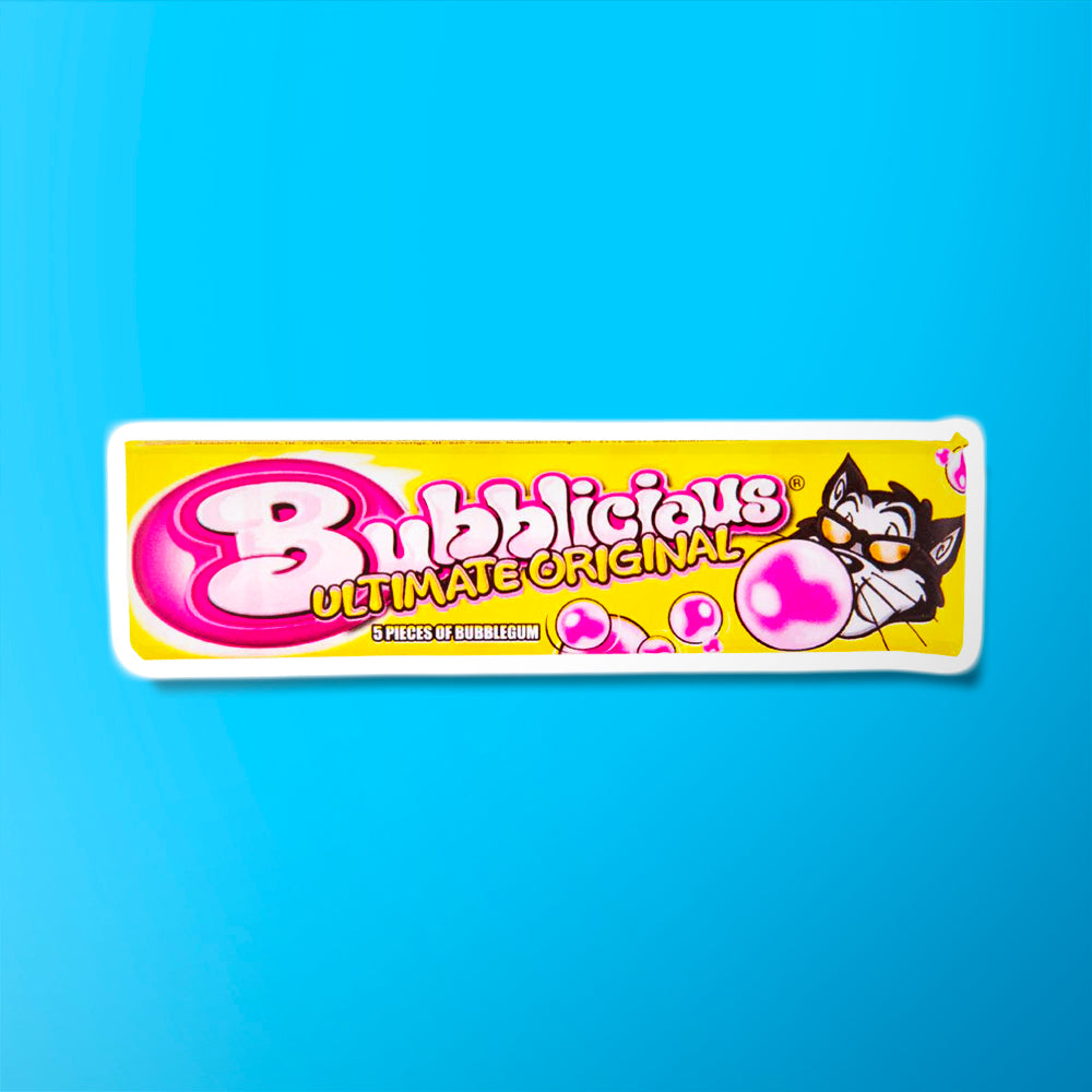 Un emballage jaune à écrits roses avec un chat à lunette de soleil qui fait une bulle avec un chewing-gum. Le tout sur fond bleu