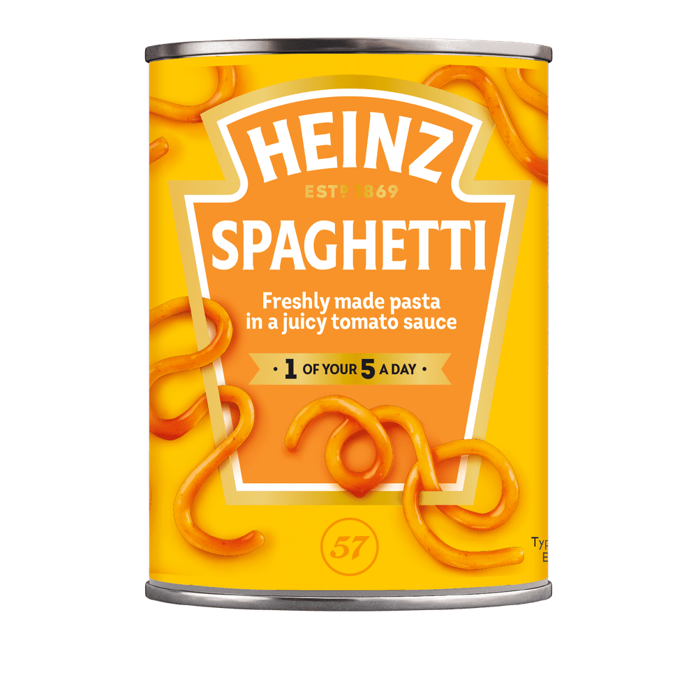 Une boite de conserve jaune sur fond blanc avec des spaghettis  oranges