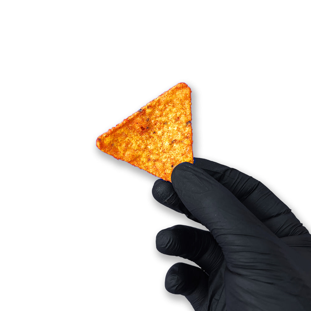 Hot Chip tenue dans une main sur fond blanc