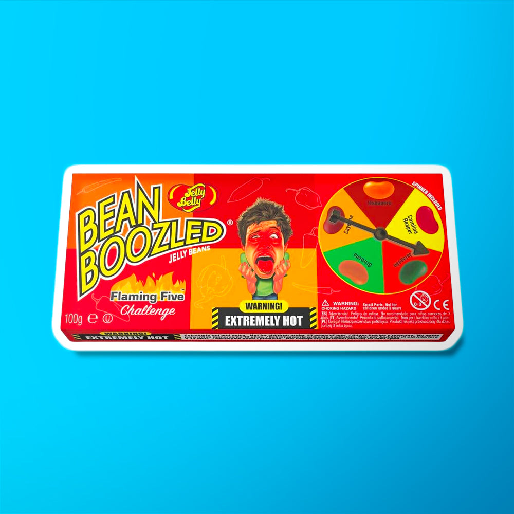 Un paquet rouge sur fond bleu avec une roulette avec une flèche noir et 5 bonbons en forme d’haricots rouge, orange et vert. Et au centre il y a un homme qui a le visage tout rouge et il a la bouche ouverte