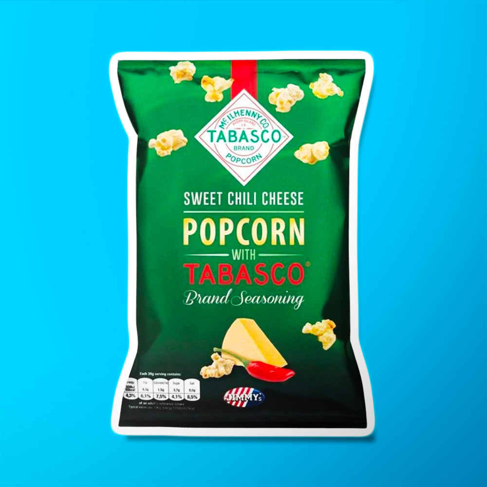 Un paquet vert sur fond bleu avec au-dessus des popcorns et en-dessous un long piment rouge et un morceau de fromage 