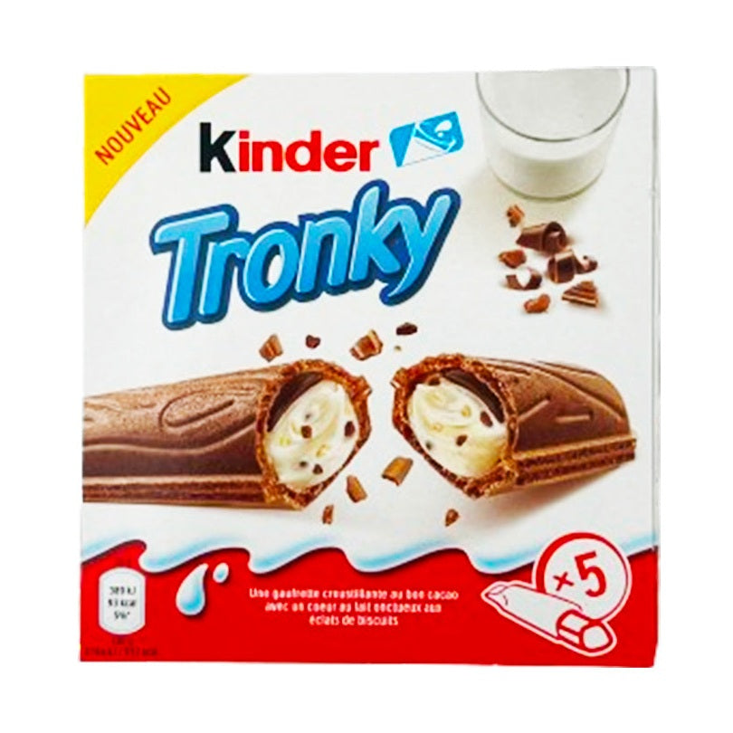 Un emballage blanc et une bande orange en bas, au centre on y voit un biscuit chocolaté fourré à la crème et à l'arrière un verre de lait. Le tout sur un fond blanc