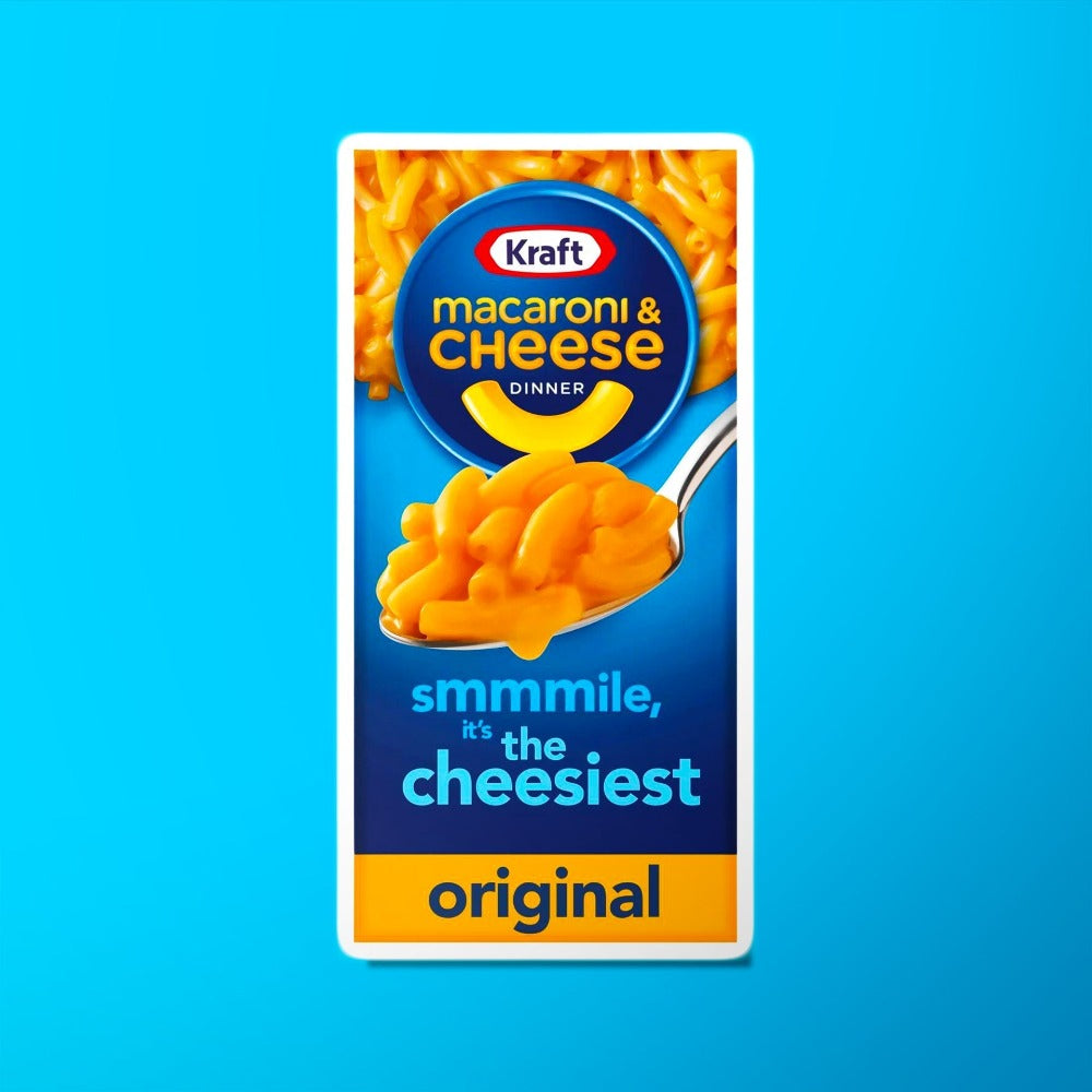 Un paquet bleu sur fond bleu avec au-dessus des Mac&cheese et sur le devant un cuillère de Mac&cheese, en bas il est écrit « original » en jaune