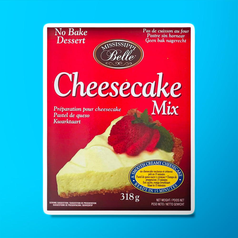 Un carton rouge sur fond bleu avec une part de tarte et beaucoup de crème, tout au-dessus une fraise coupée en rondelle