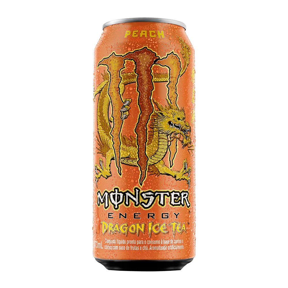 Une grande canette orange avec au centre le logo brun de Monster, un grand M et à côté un dragon jaune. Le tout sur fond blanc