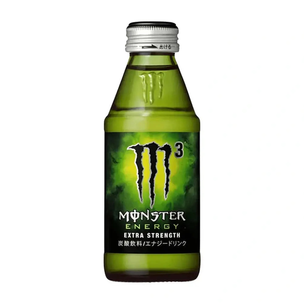 Une petite bouteille en verre verte, avec une étiquette verte et de la fumée noire et au centre le logo noir de Monster, un grand M. Le tout sur fond blanc