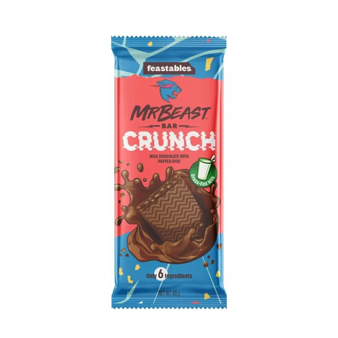 Un emballage rouge et bleu sur fond blanc avec au centre une barre chocolatée dans un coulis brun