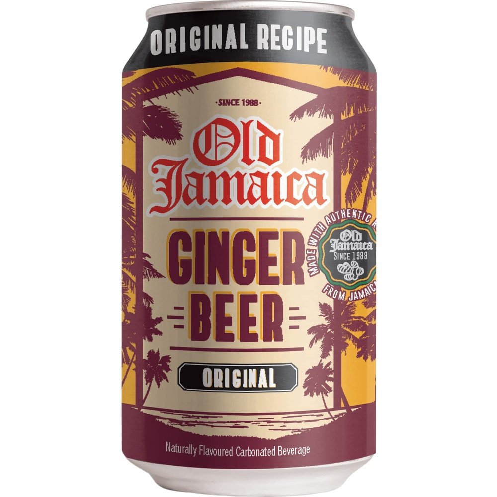 Une canette rouge bordeaux sur fond blanc avec un paysage de plage avec de ombres de palmiers et il est écrit en haut au centre « Old Jamaica » en rouge