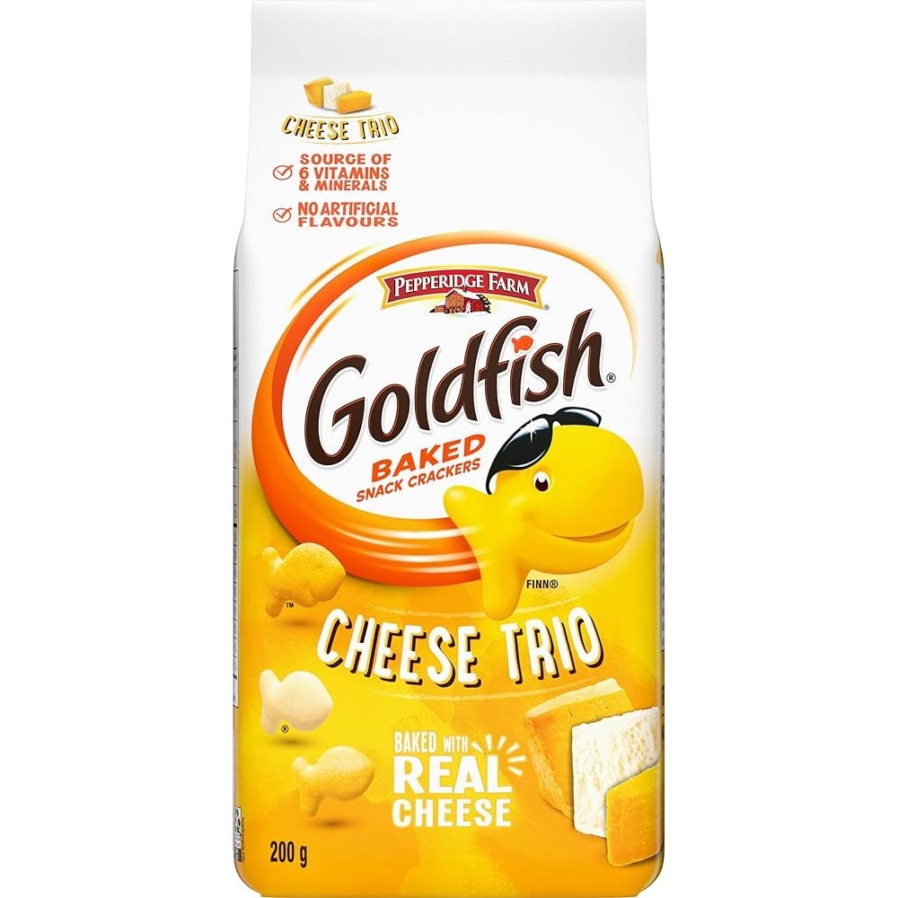 Un paquet blanc et jaune avec au centre un petit poisson jaune, en bas à droite 3 morceaux de fromage dont un qui est blanc. Le tout sur fond blanc