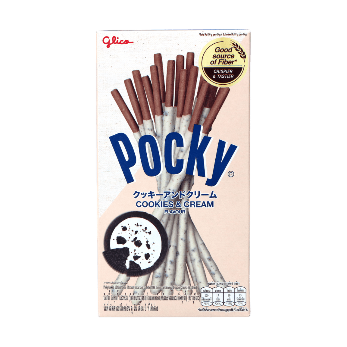 Un carton beige avec des biscuits en bâtonnet brun enrobés de chocolat blanc avec des petits morceaux de biscuits noirs, le tout sur fond blanc