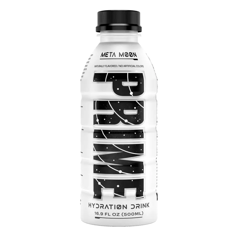 Une bouteille blanche avec un capuchon noir, au centre il est écrit verticalement « Prime » en noir. Le tout sur fond blanc