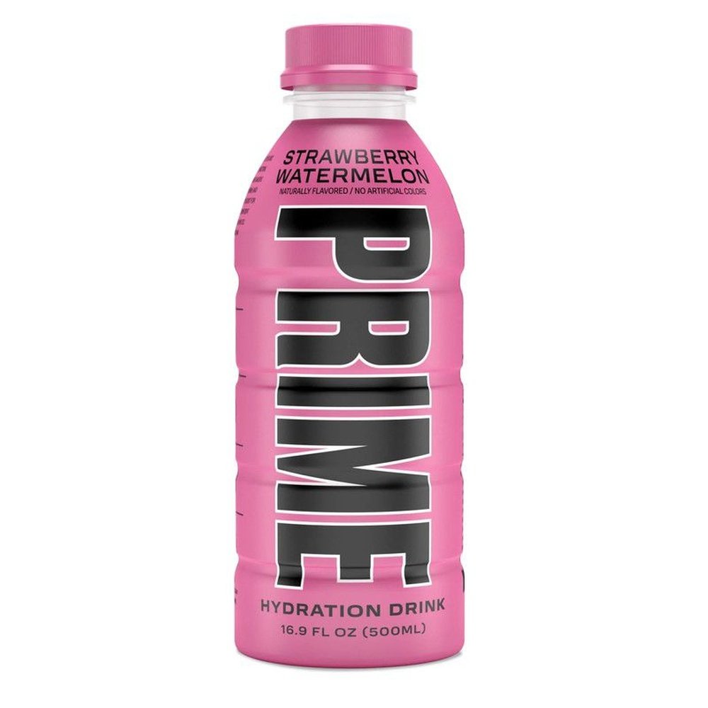 Une bouteille rose avec un capuchon noir, au centre il est écrit verticalement « Prime » en noir. Le tout sur fond blanc