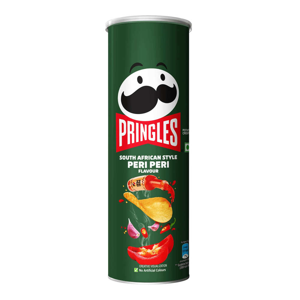 Un paquet en forme de cylindre vert, au milieu il y a une chips et un morceau de poivrons rouges et une bouteille de Péri Péri tout en haut. Le tout sur fond blanc