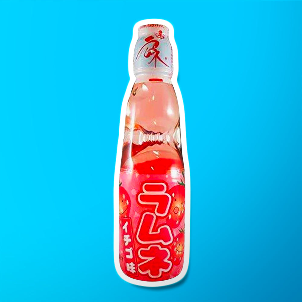Une bouteille transparente sur fond bleu avec une boisson légèrement rosée, il y a une étiquette rose sur la moitié basse de la bouteille avec des fraises qui sourient 