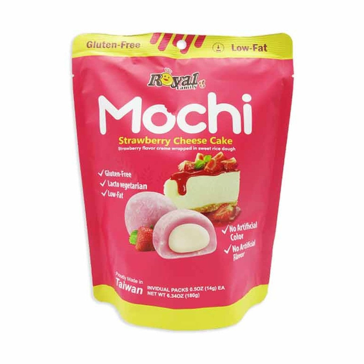 Un emballage rose sur fond blanc avec 2 mochis rose et une pâte blanche à l’intérieur. A l’arrière il y a une part de gâteau, au-dessus il y a du coulis rouge et des morceaux de fraises