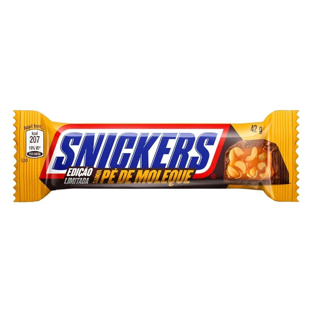 Un emballage jaune sur fond blanc avec au centre écrit « Snickers » en bleu et sur le côté droit il y a une demi barre chocolatée avec à l'intérieur du caramel avec des morceaux de cacahuètes