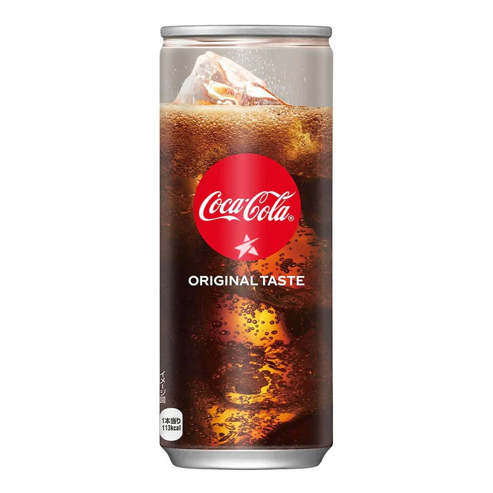 Une longue canette avec un liquide brun gazeux rempli de glaçon et un rond rouge avec inscrit Coca-Cola en blanc, le tout sur fond blanc