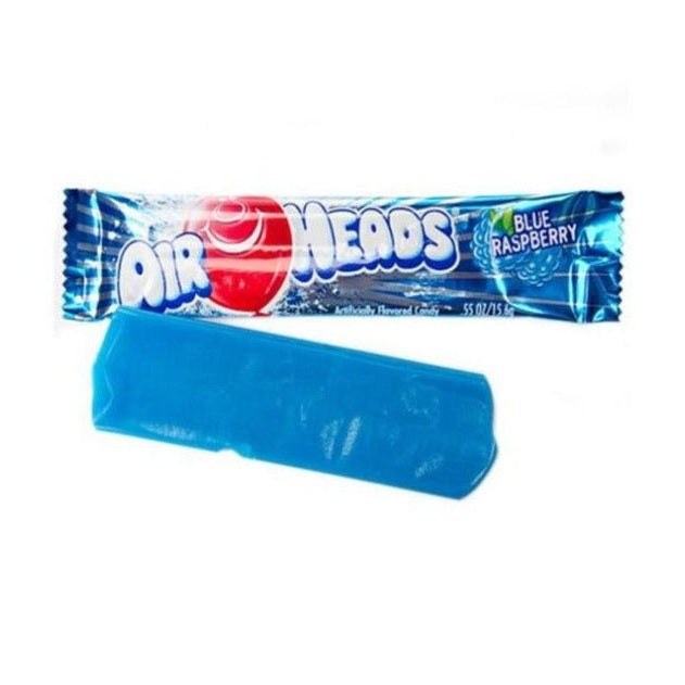 Un paquet individuel bleu sur fond blanc avec un ballon rouge qui sourit. Sur le côté droit, il y a 2 framboises bleues et devant il y un bonbon déballé de couleur bleu