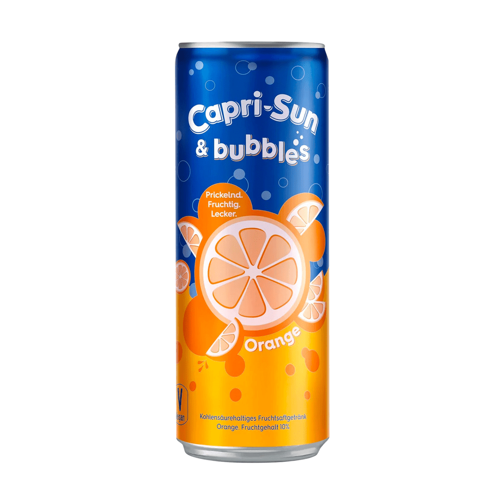 Une longue canette bleu au-dessus et orange en-dessous. Au centre plusieurs oranges, le tout sur un fond blanc