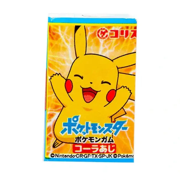 Un emballage jaune aux extrémités bleues avec Pikachu, un petit personnage jaune. Le tout sur un fond blanc