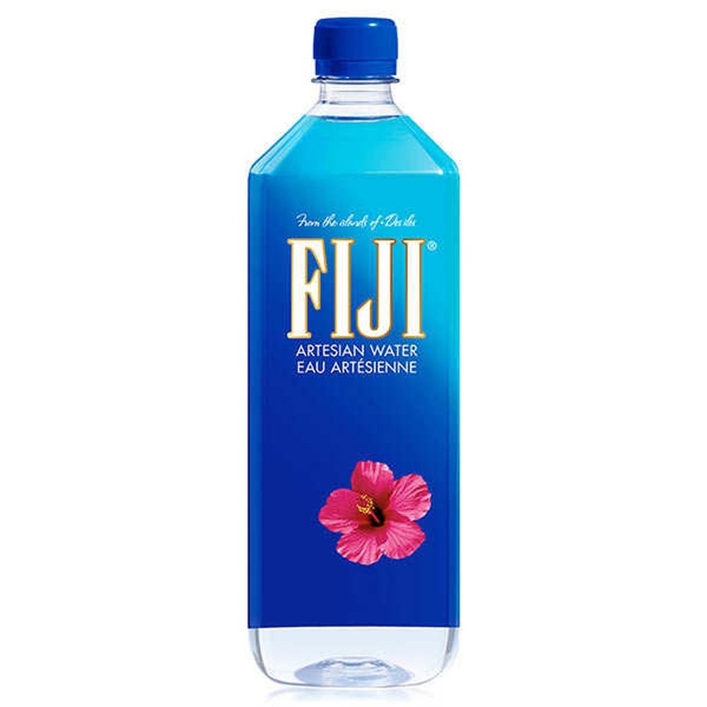 Une bouteille bleu sur fond blanc avec un capuchon bleu et une fleur d’hibiscus rose en bas à droite