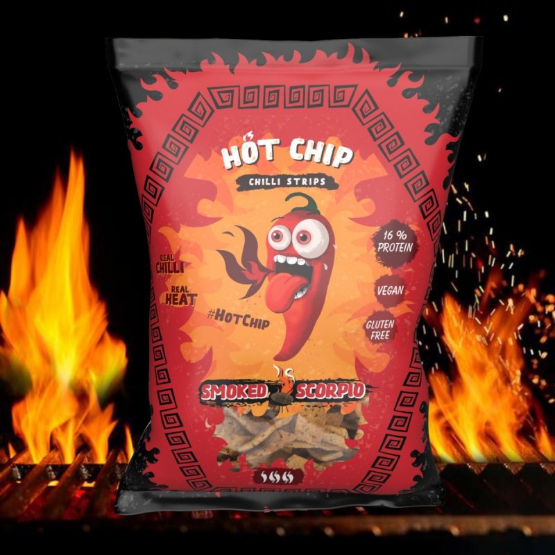 Un emballage rouge et noir avec au centre un piment avec des yeux écarquillés et une bouche qui crache du feu. En bas, il y a une partie transparente avec des petits chips de forme rectangulaire et sur un fond noire avec des flammes de part et d’autre