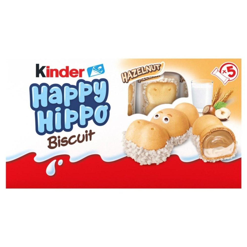 Un emballage blanc et orange sur fond blanc avec à droite un verre de lait, une noisette et 2 biscuits en forme d’hippopotame couché. L’un 2 est coupé, on y voit une crème mi-beige mi-blanche